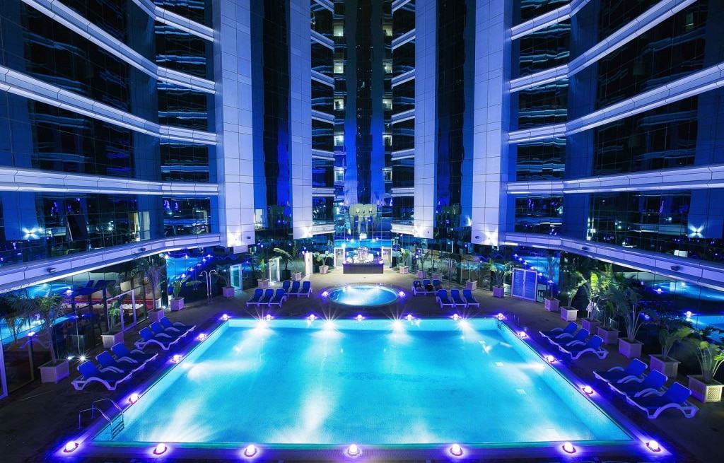 Zwembad van Ghaya Grand Hotel in Dubai