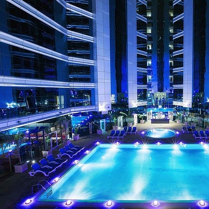 Zwembad van Ghaya Grand Hotel in Dubai