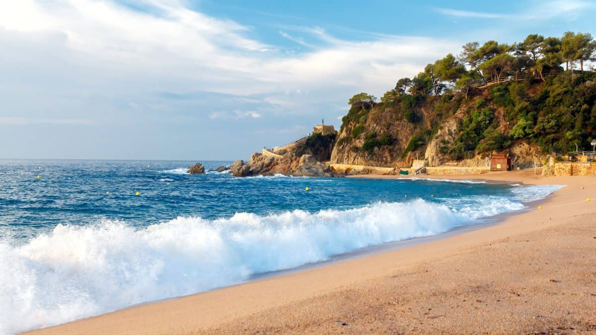 Golven op het strand aan de Costa Brava in Spanje