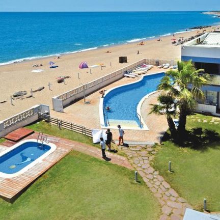 Strand en zwembad van Hotel Amaraigua in Malgrat de Mar, Costa Brava, Spanje
