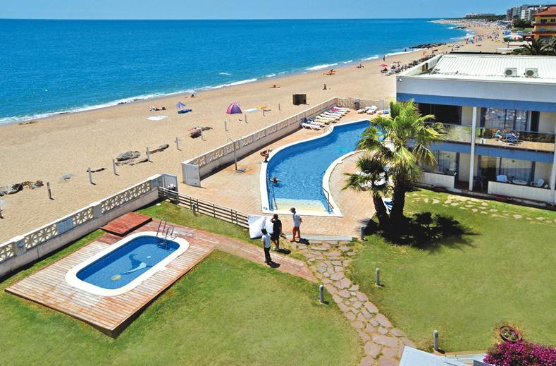 Strand en zwembad van Hotel Amaraigua in Malgrat de Mar, Costa Brava, Spanje
