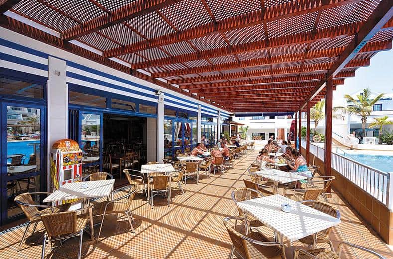 Terras van het restaurant van Hotel Cinco Plazas in Puerto del Carmen, Lanzarote
