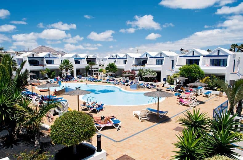 Zwembad en appartementen van Hotel Cinco Plazas in Puerto del Carmen, Lanzarote