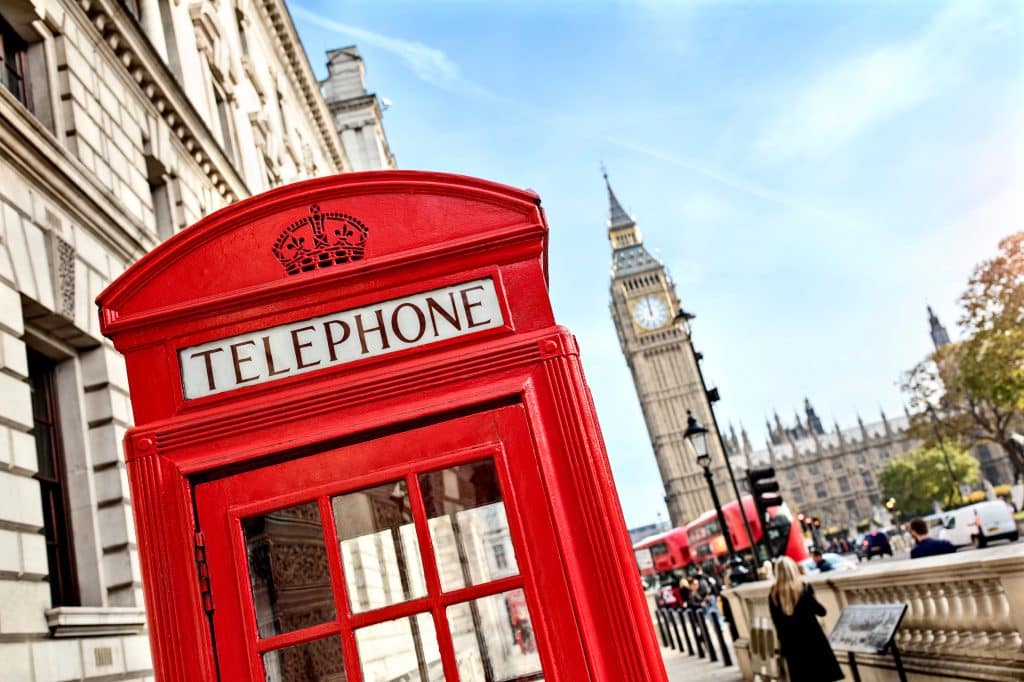 Bekende rode telefooncel en Big Ben op de achtergrond in Londen, Engeland