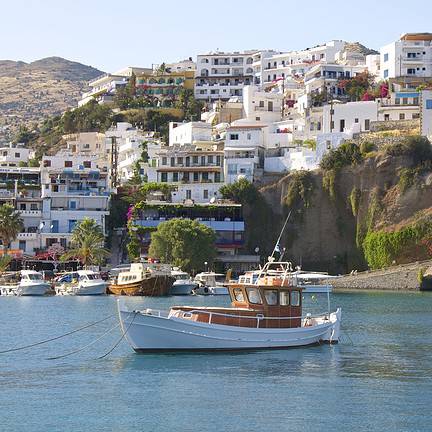 boot en witte huizen in agia galini kreta