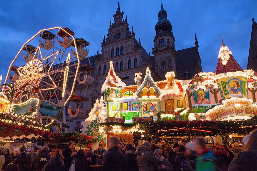 Draaimolen op de kerstmarkt in Bremen, Duitsland