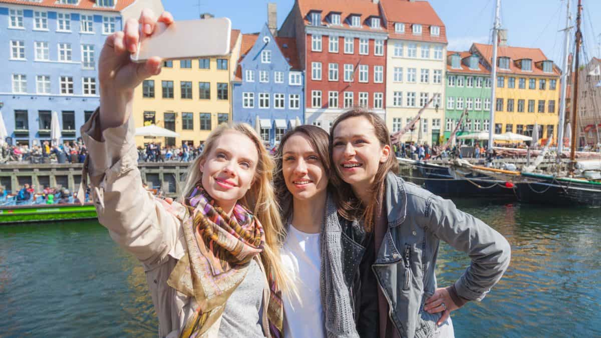 drie vrouwen maken een selfie in kopenhagen denemarken