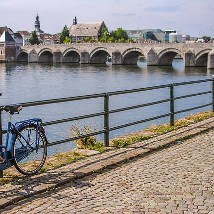 Fiets en uitzicht op brug in Maastricht, Limburg
