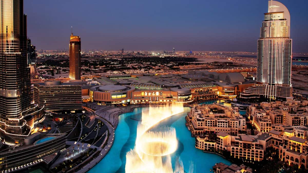 fontein in de avond tussen burj khalifa en dubai mall in dubai verenigde arabische emiraten
