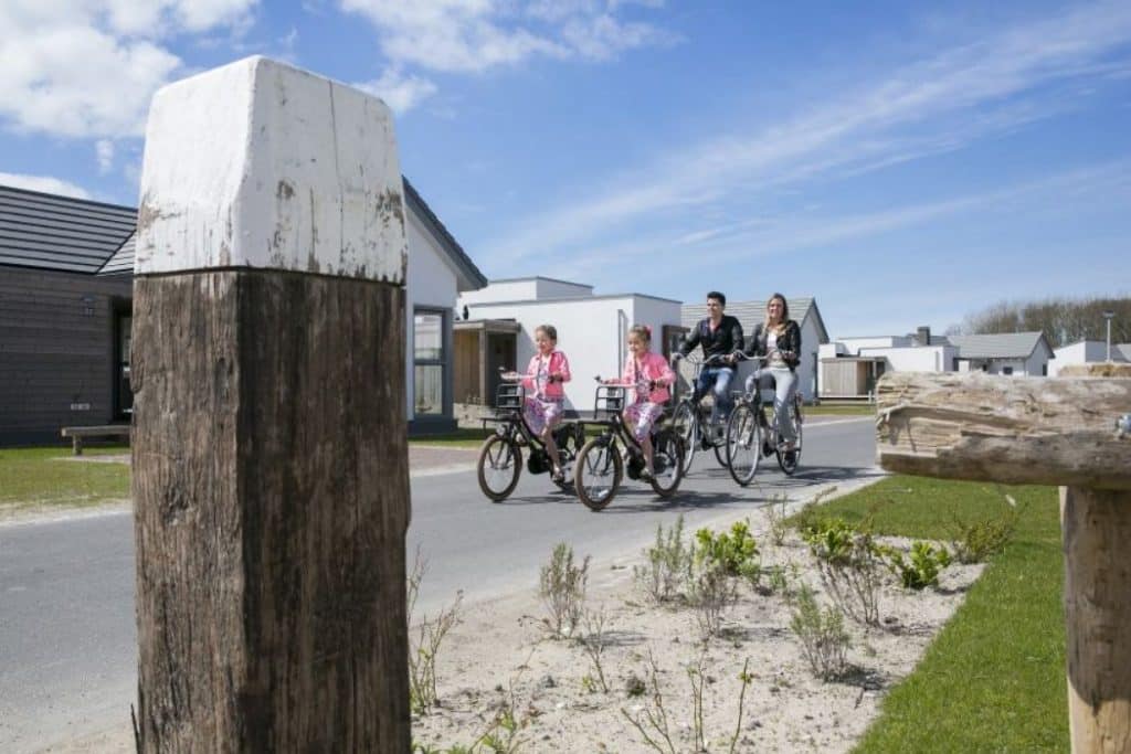 Gezin aan het fietsen op Strandpark Duynhille in Ouddorp, Zuid-Holland