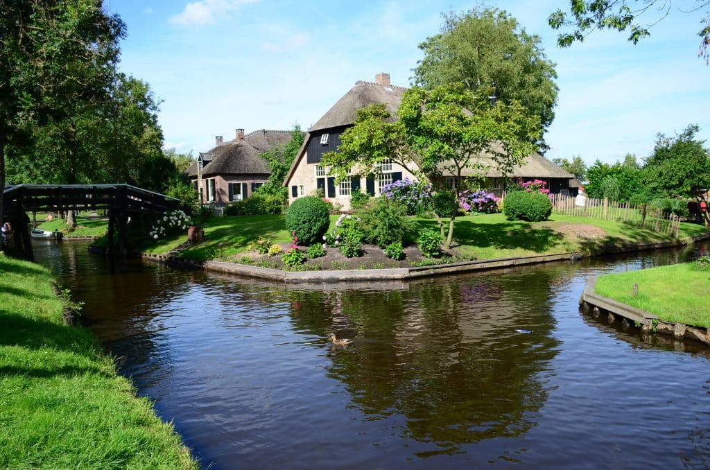 Traditioneel huis aan het kanaal in Giethoorn, Overijssel
