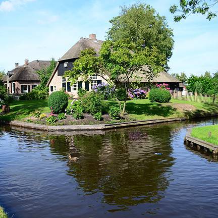 Traditioneel huis aan het kanaal in Giethoorn, Overijssel