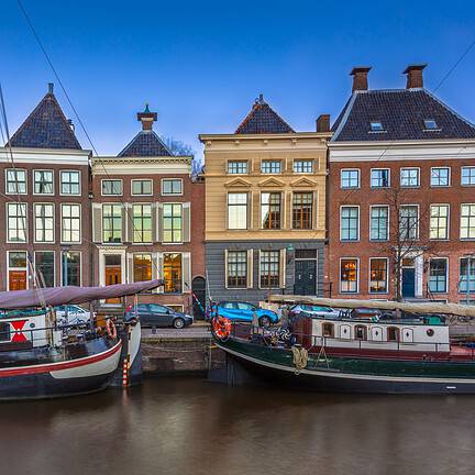 Historische boten en gebouwen in Groningen