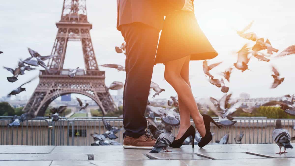Man en vrouw romantisch voor de Eiffeltoren in Parijs, Frankrijk