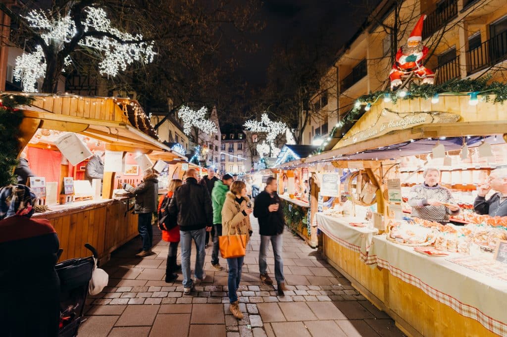 Verlichte kraampjes op een kerstmarkt