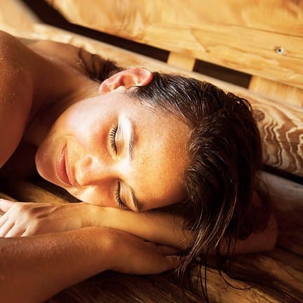 Vrouw in de sauna van De Zwaluwhoeve in Wierden, Gelderland