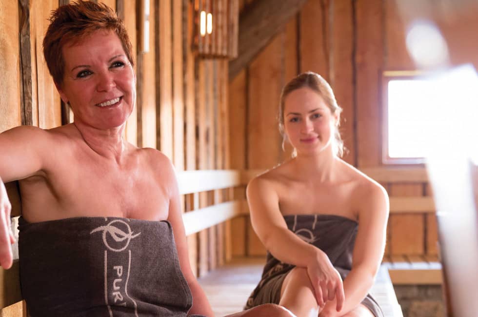 Vrouwen in de sauna van De Zwaluwhoeve in Wierden, Gelderland