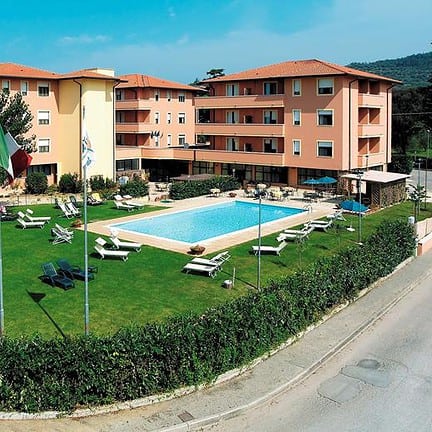 Zwembad van Aparthotel Ali Sul Lago in San Feliciano, Italië