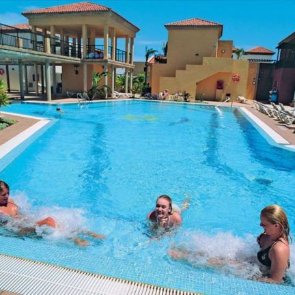 Zwembad van Broncemar Beach Aparthotel in Caleta de Fuste, Fuerteventura