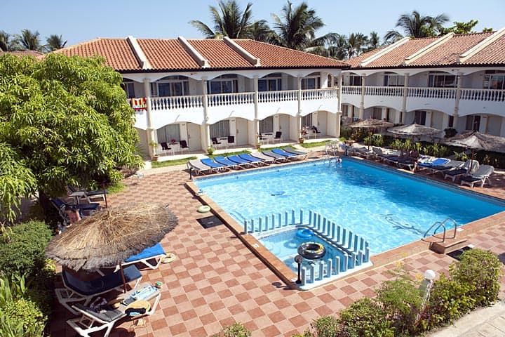 Zwembad van Cape Point Hotel in Bakau, Gambia