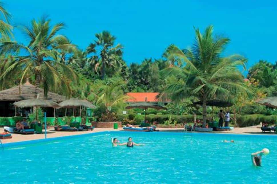 Zwembad van Holiday Beach Club Hotel in Kololi, Gambia