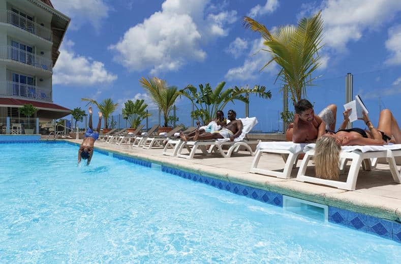 Zwembad van Hotel Le Beach in Marigot, Sint Maarten