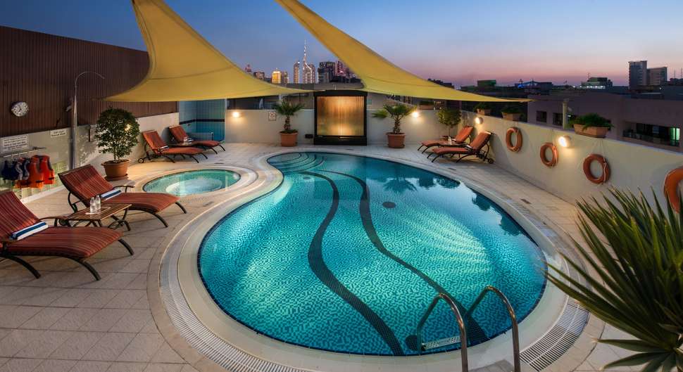 Zwembad van Savoy Suites Hotel in Dubai, Verenigde Arabische Emiraten