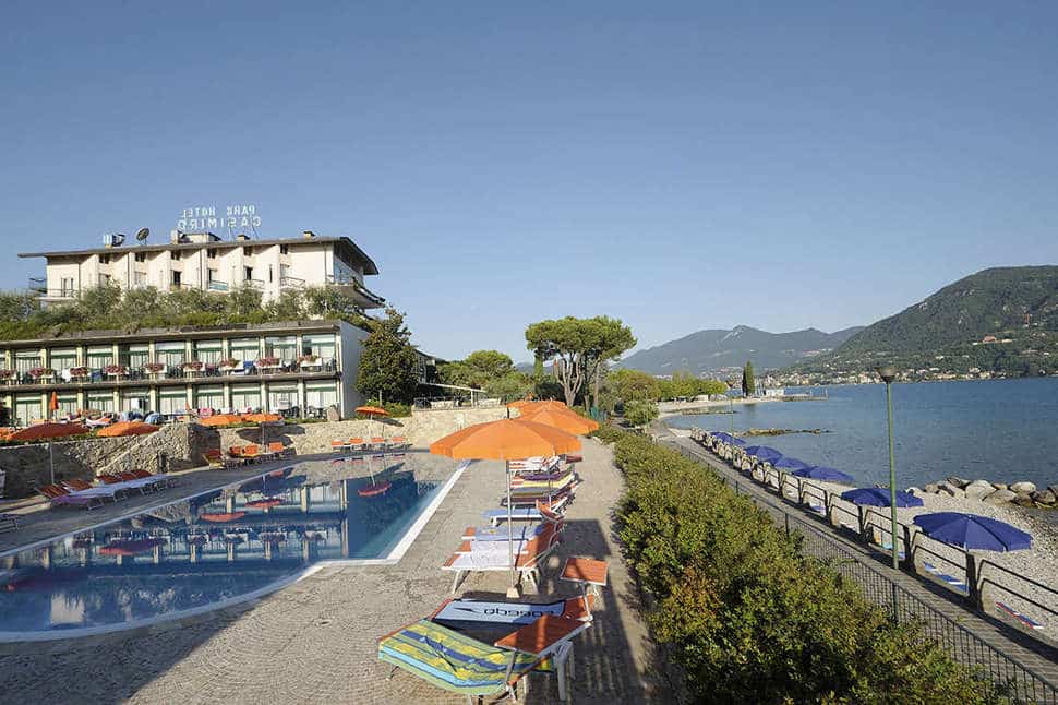 Zwembad en strand van Park Hotel Casimiro Village in San Felice del Benaco, Italië
