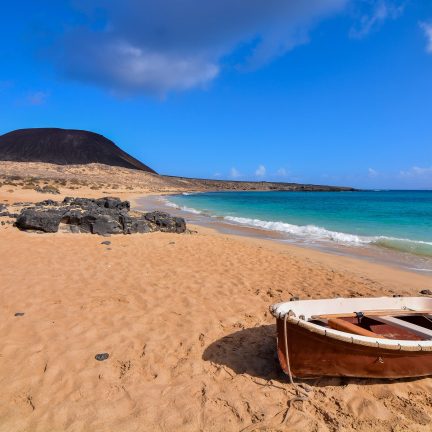 boot op strand van lanzarote canarische eilanden Boot op strand van Lanzarote, Canarische Eilanden
