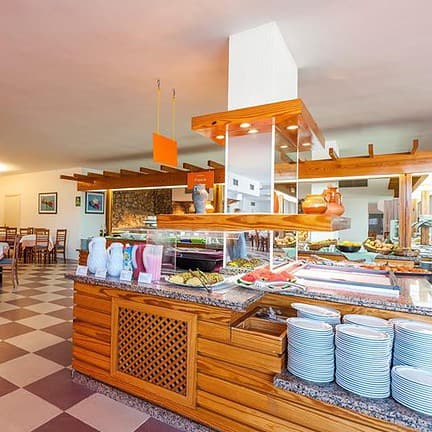 Buffetrestaurant van Sirenis Cala Llonga Resort in Cala Llonga, Ibiza