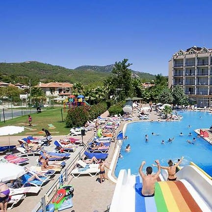 Glijbanen en zwembad van Kervansaray Resort Marmaris in Marmaris, Turkije