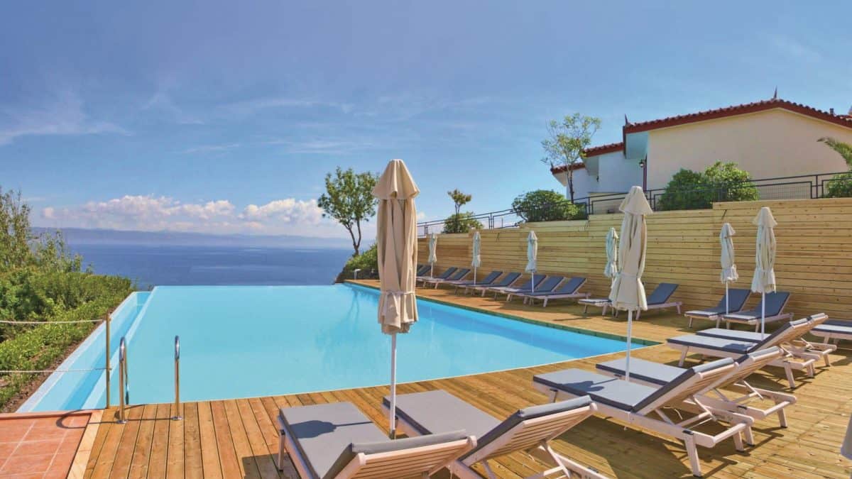 Infinity pool van Belvedere Hotel Lesbos in Molyvos, Lesbos