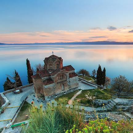 Kerk met uitzicht op het Meer van Ohrid in Ohrid, Macedonië