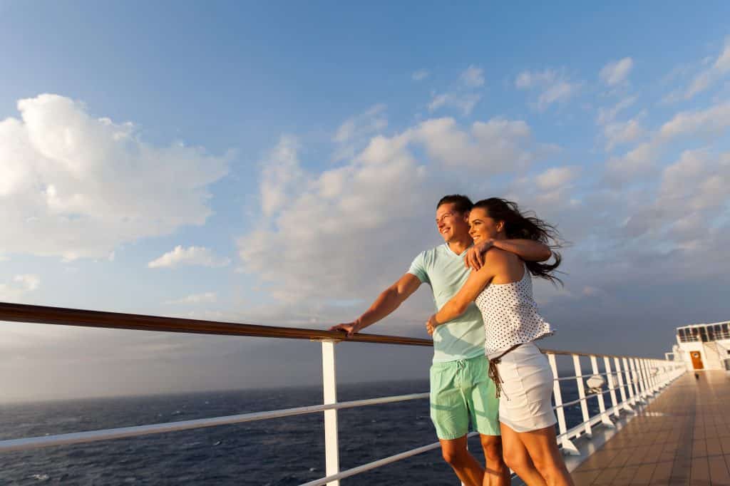 Man en vrouw op het dek van een cruiseschip