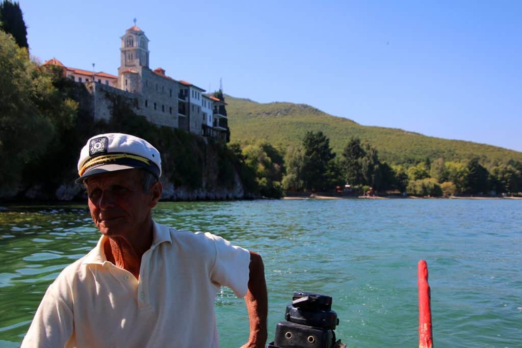 Schipper op een bootje bij het Sveti Naum klooster bij Ohrid, Macedonië