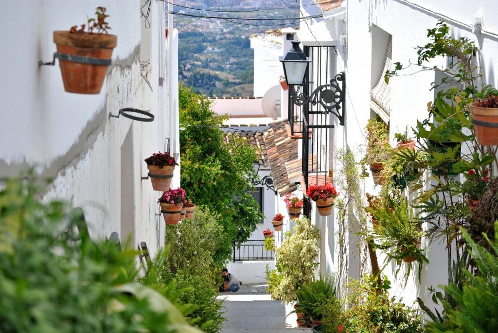 Straat met witte huizen in Calle de Pueblo, Spanje