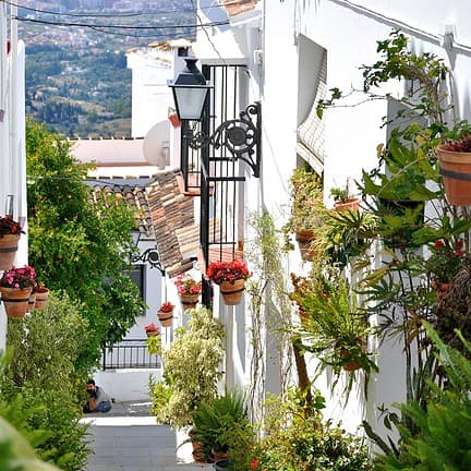 Straat met witte huizen in Calle de Pueblo, Spanje