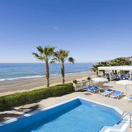 Strand en zwembad van Hotel Perla Marina in Nerja, Costa del Sol, Spanje