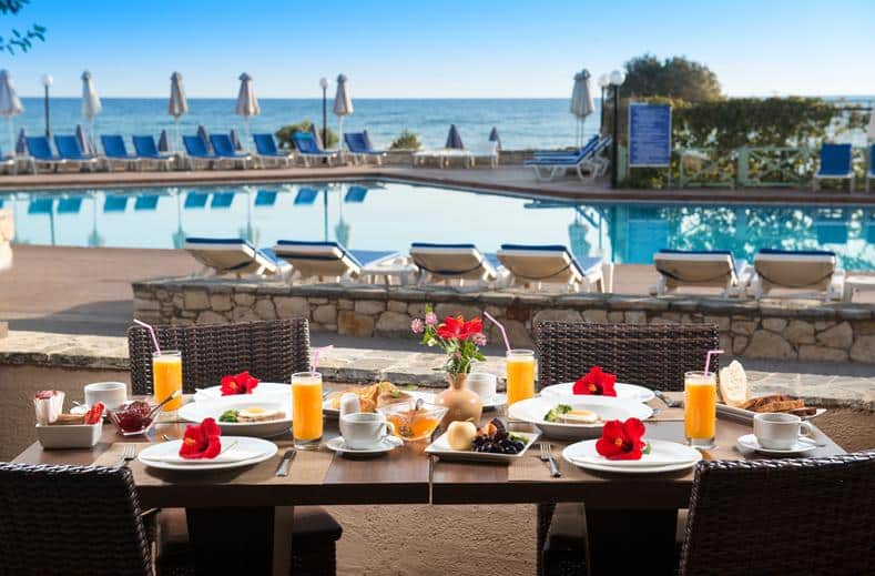 Terras met ontbijt van Silva Beach Resort in Chersonissos, Kreta