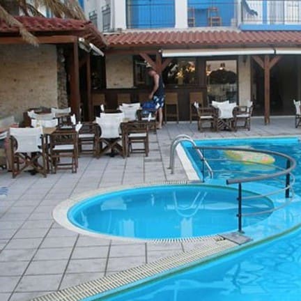 Terras en zwembad van Hotel Areti in Agia Galini, Kreta