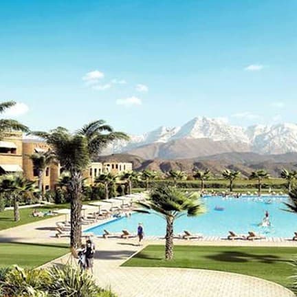 Uitzicht op de bergen en het zwembad van SPLASHWORLD Aqua Mirage in Marrakech, Marokko