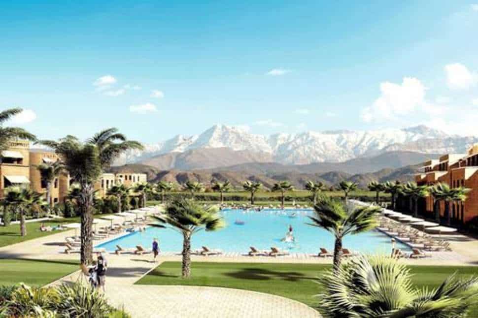 Uitzicht op de bergen en het zwembad van SPLASHWORLD Aqua Mirage in Marrakech, Marokko
