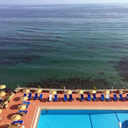 Zee en zwembad van Manolya Hotel in Karavas, Cyprus