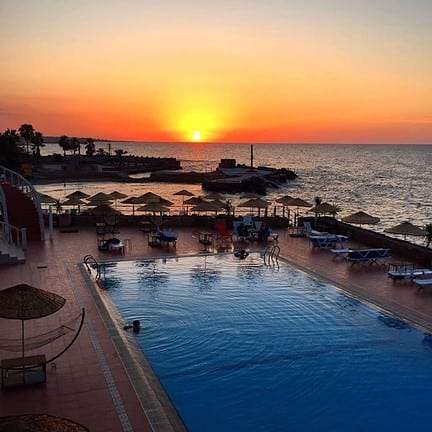 zonsondergang manolya hotel in karavas cyprus