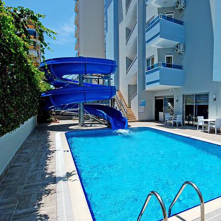 Zwembad en glijbaan van Hotel Kleopatra Ramira in Alanya, Turkije