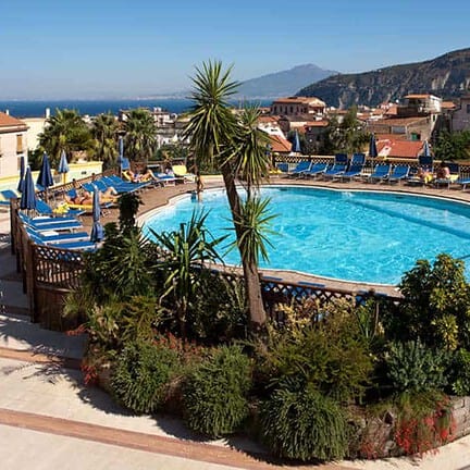 Zwembad van Grand Hotel La Pace in Sorrento, Italië