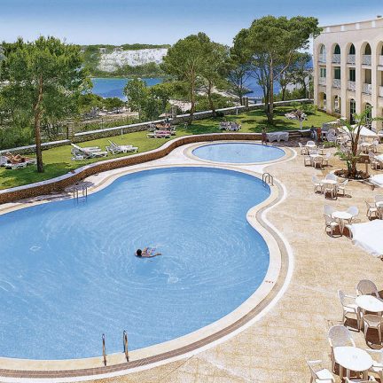 Zwembad van Hotel Floramar in Cala Galdana, Menorca
