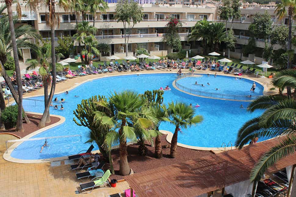 Zwembad van Hotel Ibersol Son Caliu Mar in Palmanova, Mallorca