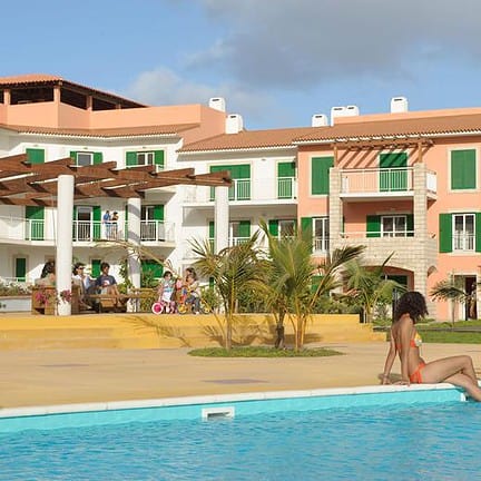 Zwembad en huisjes van Vila Verde Resort in Santa Maria, Sal, Kaapverdië