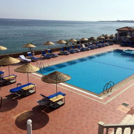 Zwembad van Manolya Hotel in Karavas, Cyprus